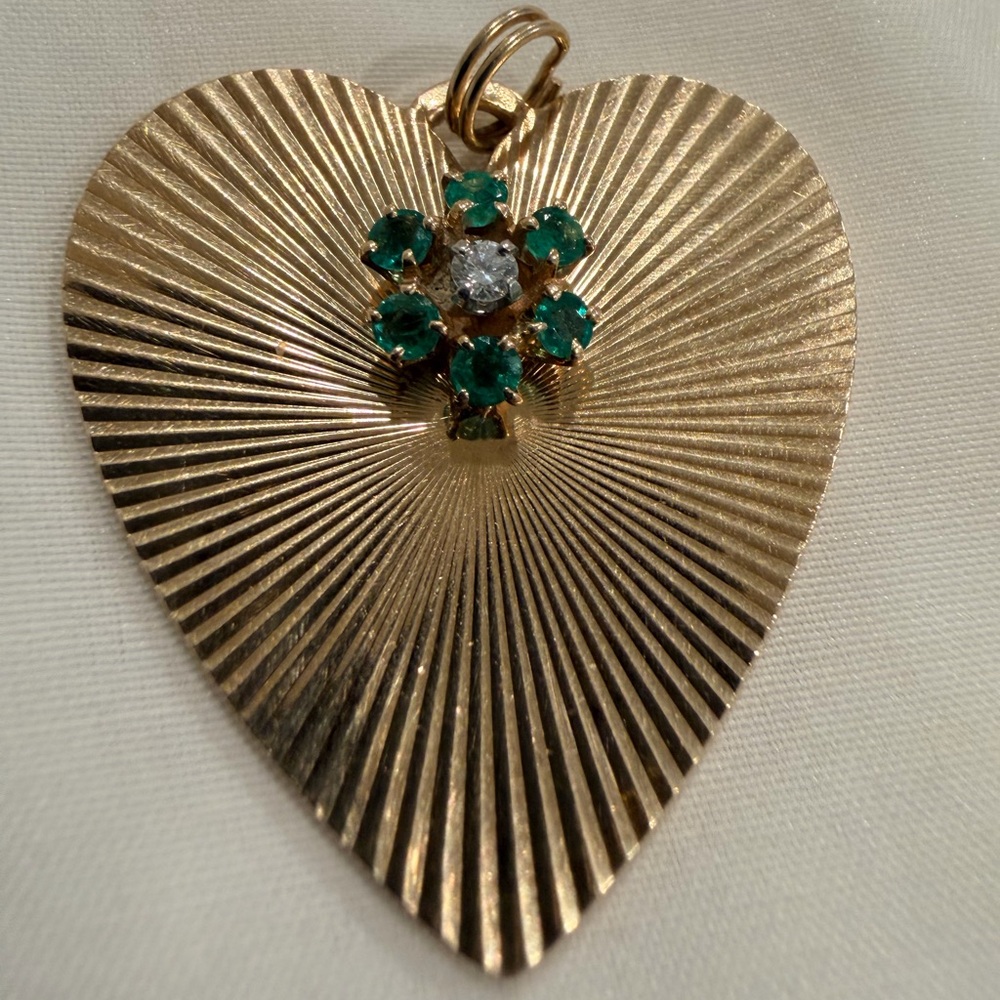 Vintage 14 K Emerald Flauted heart pendant in Yellow gold.